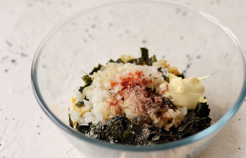 1. Этап. Веганский тунец: Соедините вместе нут, каперсы, огурцы, водоросли и лук. Добавьте соль, рыбную приправу, перец и копченую паприку. Заправьте салат соевым соусом и постным майонезом.