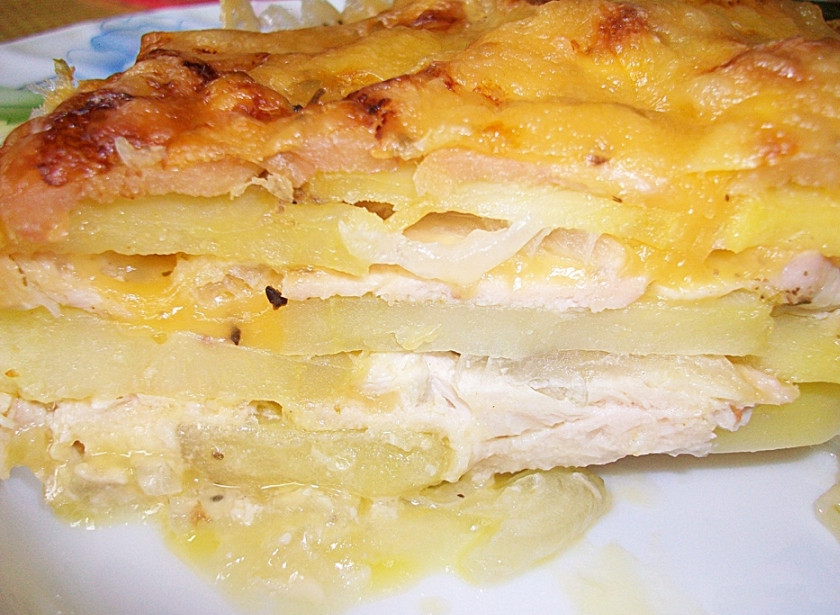 1. Этап. Картошка с мясом и сыром в духовке: 7. Отправляем в разогретую до 200 градусов духовку на 45 минут. Во время приготовления убавляем немного огонь и запекаем до готовности.