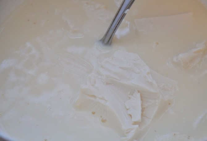 1. Этап. Вегетарианские сырники: Предварительно замочите изюм. Манку залейте молоком. Пускай минут 15 постоит. Потом добавляем тофу и хорошенько вымешиваем.