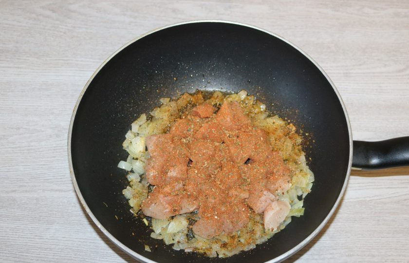 1. Этап. Курица с тыквой в горшочке: Посолите, поперчите.