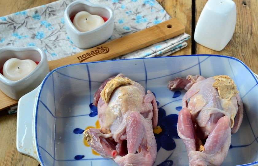 1. Этап. Цыплята-корнишоны в пряном масле: Застывшее масло порежьте на кружочки. Несколько кружочков масла положите перепелам под кожу на грудки, а остальными щедро намажьте всю поверхность и внутри. Отправьте форму с перепелами, накрытую фольгой, в духовку, разогретую до 180 градусов на 40 минут. Затем фольгу снимите, тушки перепелов полейте соком из формы и запеките еще 20-30 минут до румяности сверху и полной готовности внутри.