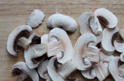 1. Этап. Куриный салат с черносливом и грибами: 2. Грибы вымойте, обсушите, нарежьте тонко и обжарьте до готовности на растительном масле. Посолите и поперчите по вкусу.