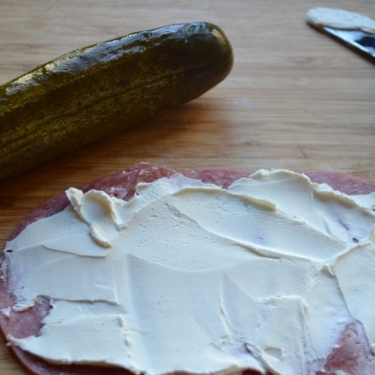 1. Этап. Роллы по-русски: Смазываем их сливочным сыром.