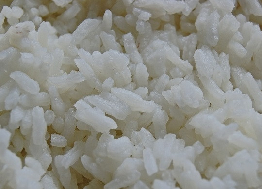 1. Этап. Салат из горбуши с рисом: В первую очередь сварим рис. Для салата очень удобно варить рис в пакетиках или пропаренный. Затем рис должен остыть.