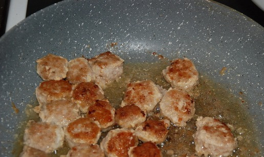 1. Этап. Теплый салат с мясными шариками: Сформировать очень небольшие мясные шарики и обжарить их на сковороде, смазанной растительным маслом.