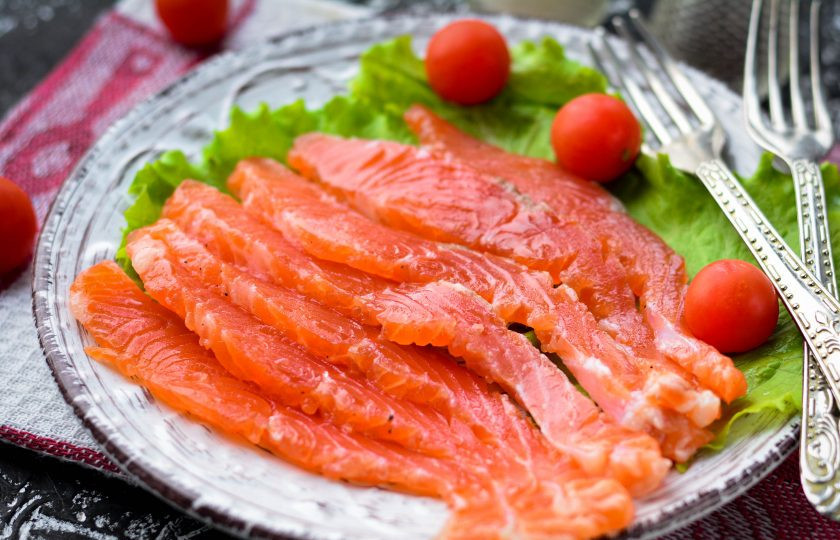 1. Этап. Засолка семги: За двое суток семга получается малосольной и очень вкусной. Нарежьте рыбу тонкими кусочками, срезая с кожуры и подавайте к столу. Приятного аппетита!