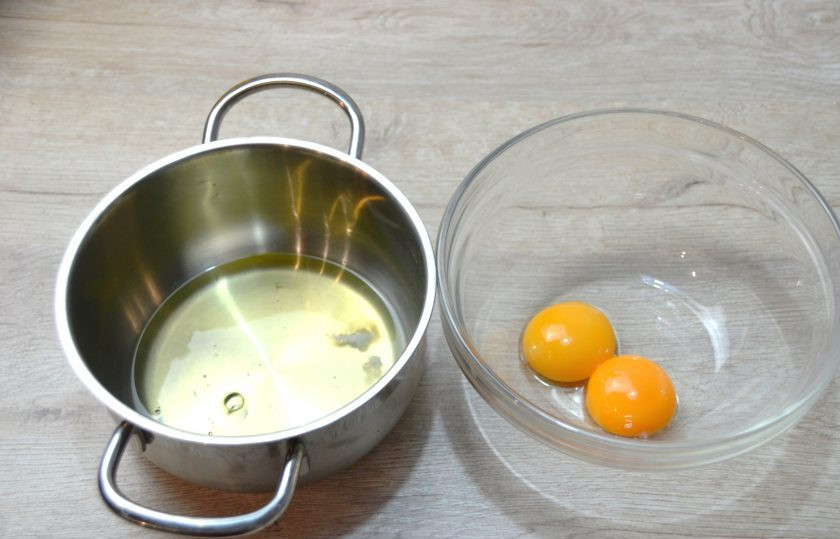 1. Этап. Американский лимонный пирог: Отделите белки и желтки двух яиц, белки отставьте пока в сторону.