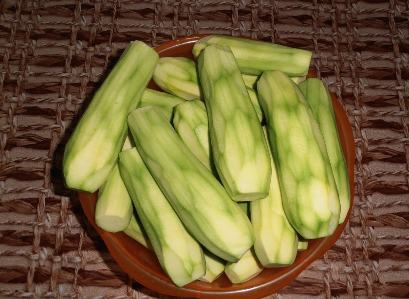 1. Этап. Кабачковая икра с соусом: 1. Лучше всего использовать молоденькие кабачки, однако даже их желательно предварительно очистить. Если семечки крупные, удалите аккуратно сердцевину.