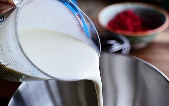 1. Этап. Малиновый фул: 3. Взбейте сливки с сахарной пудрой до образования мягких пиков.