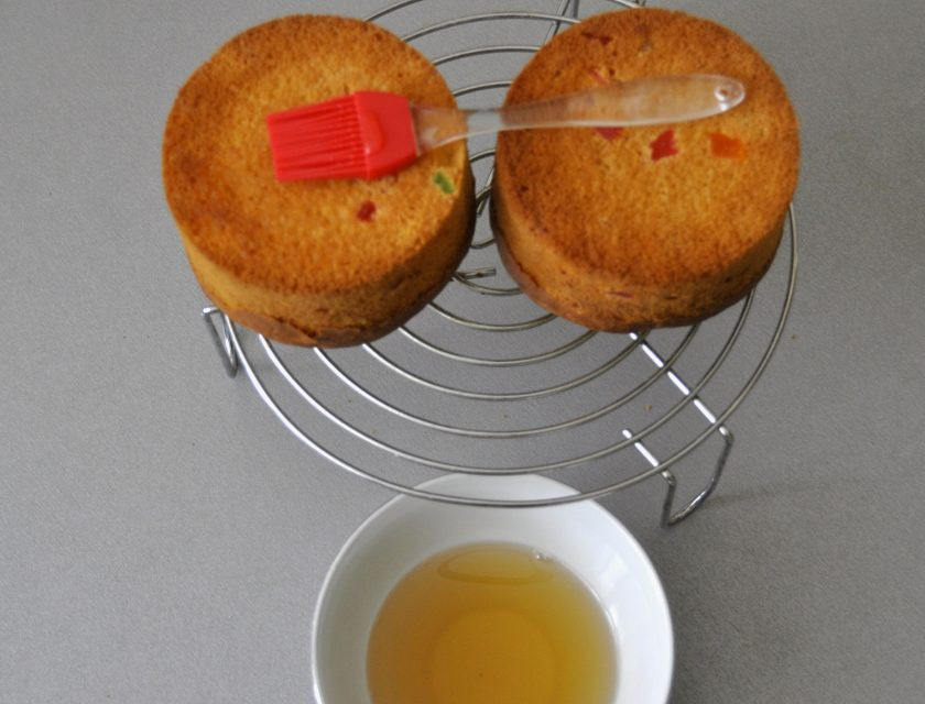 1. Этап. Пропитка для кулича: Смажьте пропиткой низ куличей, перевернув их на решетке.