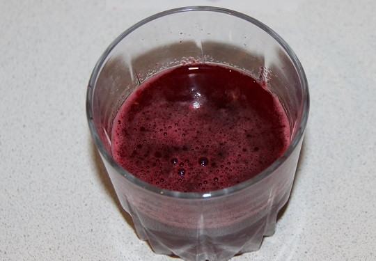 1. Этап. Клюквенный морс из замороженной клюквы: 3. Сделать это нужно для того, чтобы получить чистый натуральный сок.