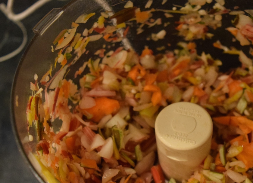 1. Этап. Картофельное пюре с мясом: 1. Картошку моем, чистим и отправляем вариться до готовности в соленой воде. А все овощи тоже помоем, почистим и измельчим. Я это сделала при помощи блендера. Дальше обжарим на растительном масле вместе с фаршем, зеленью и специями.