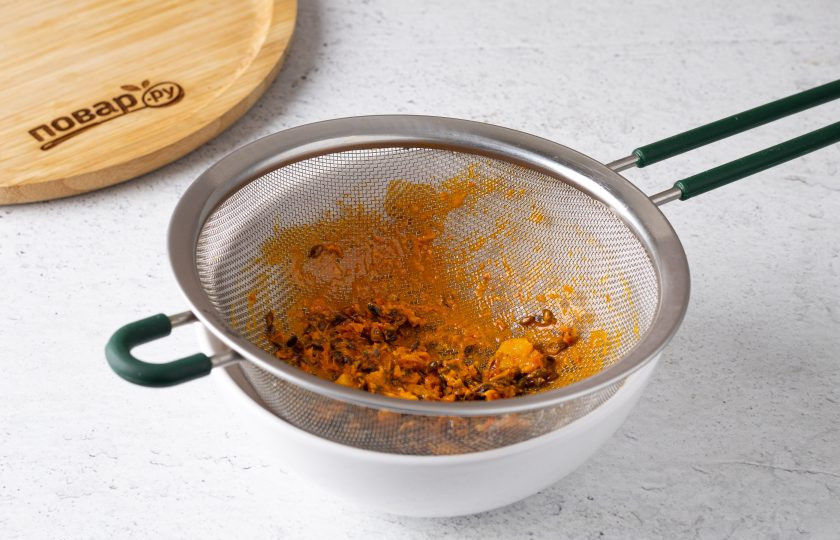 1. Этап. Облепиховый напиток с мякотью маракуйи: Протрите облепиховый напиток через сито.