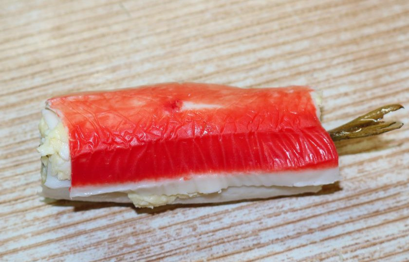 1. Этап. Шпроты в крабовых палочках: Заверните рулетиком