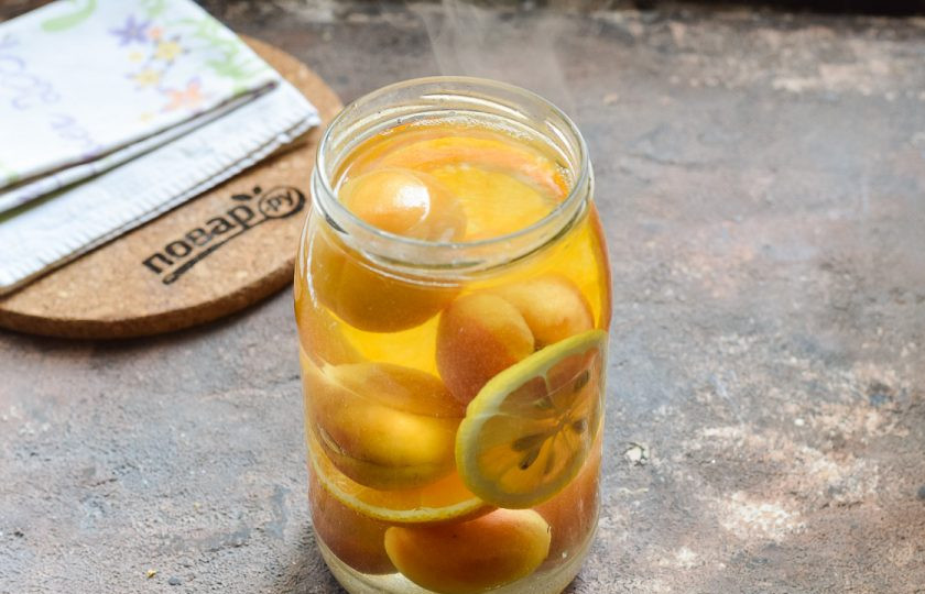 1. Этап. Фанта из абрикосов на зиму: На плите вскипятите чистую воду, залейте крутой кипяток в банку.