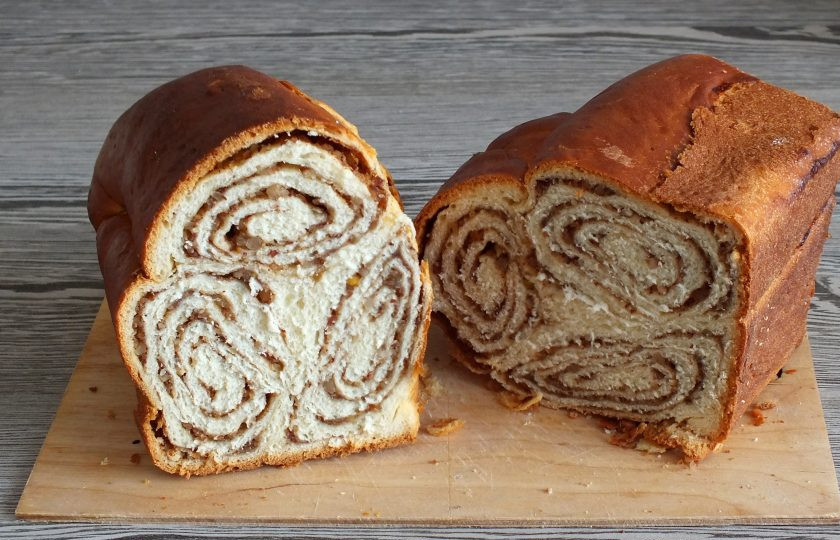 1. Этап. Повитица: Хорошо остывший хлеб нарежьте на ломтики. Разрезая с разных сторон, вы каждый раз получите разный рисунок.