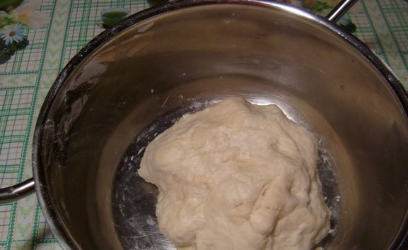 1. Этап. Постные пирожки на скорую руку: Замесите муку, тесто получается плотное, но эластичное.