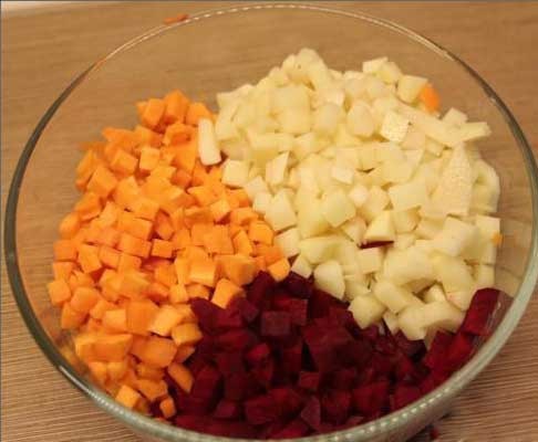 1. Stage. Beets with potatoes: Preheat the oven to 200 degrees C. Cut the vegetables into cubes. Mix all the vegetables, season to taste and mix with oil.