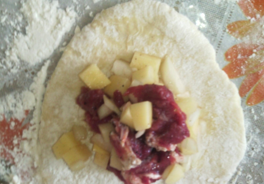 1. Этап. Самса с мясом и картошкой: Выкладываем начинку на небольшие 