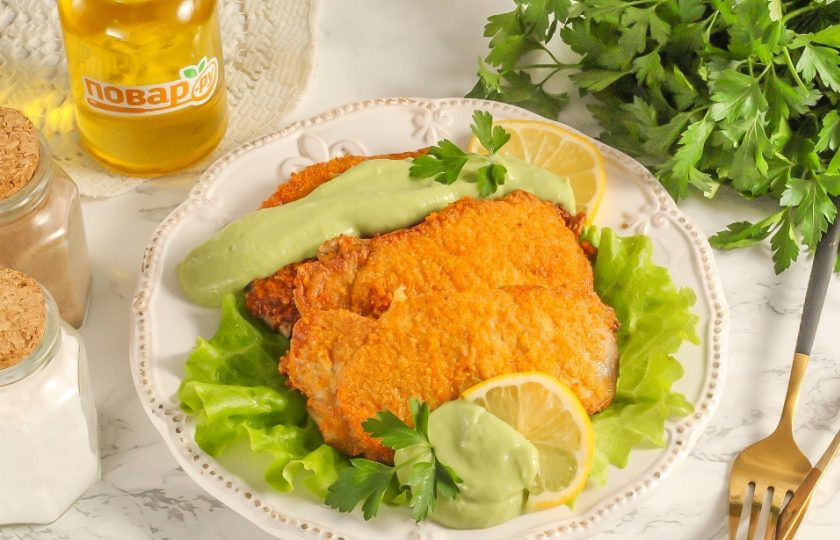 1. Этап. Мясо с авокадо на сковороде: Выложите горячее обжаренное мясо на тарелку и подайте с соусом из авокадо.