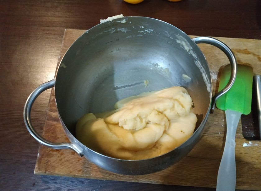 1. Этап. Торт Золотые купола: Определить готовность подсушенного теста очень просто, на донышке должен остаться белый мучнистый налет. Оставьте тесто, чтобы оно остыло градусов до 60.