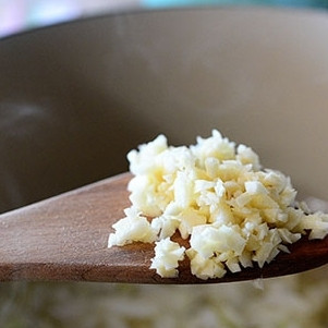 1. Этап. Запеканка с пастой, фаршем и сыром: В жаровне разогреваем оливковое масло, слегка обжариваем лук и чеснок. Жарить нужно до того момента, пока домашние не начнут кричать из комнаты: 