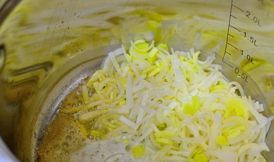 1. Этап. Уха из форели по-фински: 2. Нарежьте мелко лук-порей, выложите его в масло. Обжаривайте минут 5, помешивая, на среднем огне.