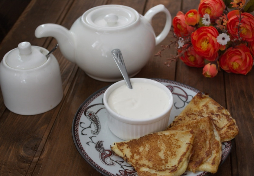 1. Этап. Блины в кляре: Подайте к столу со сметаной. Вкусно с чаем и просто так.