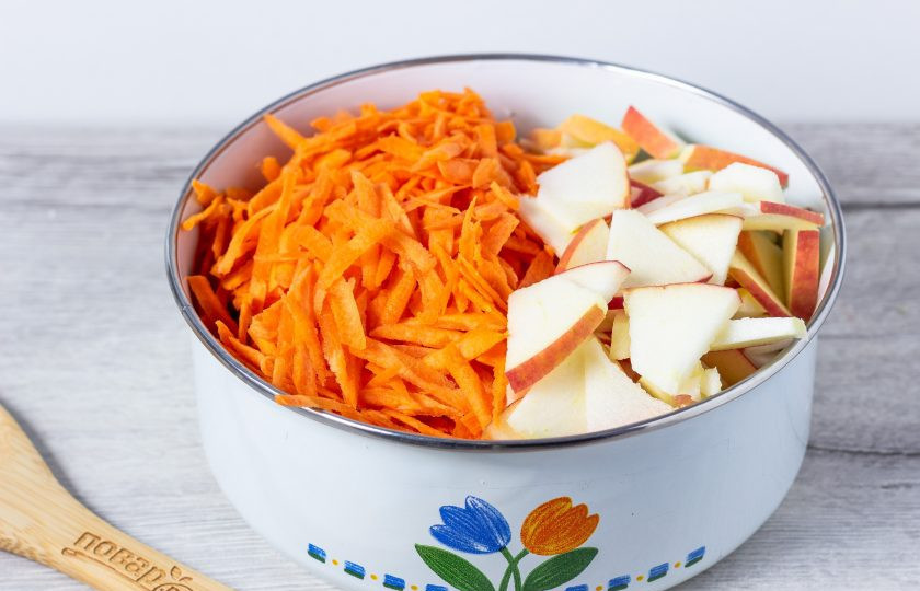 1. Этап. Капуста с соевым соусом: Добавьте морковь натертую на крупной терке и яблоко, нарезанное вместе с кожурой.