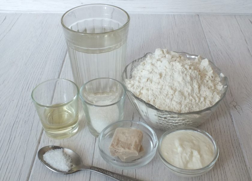 1. Этап. Хлеб на свежих дрожжах в хлебопечке: Подготовьте необходимые ингредиенты.