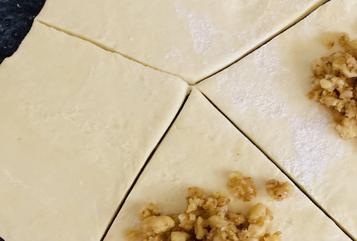 1. Этап. Хрустящие рогалики: Тесто раскатать в круг, выложить начинку