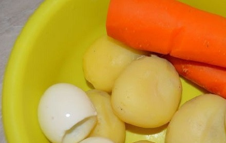 1. Этап. Салат Мимоза с мышками: Заранее отварим необходимые нам овощи и яйца. Охладим их и очистим.