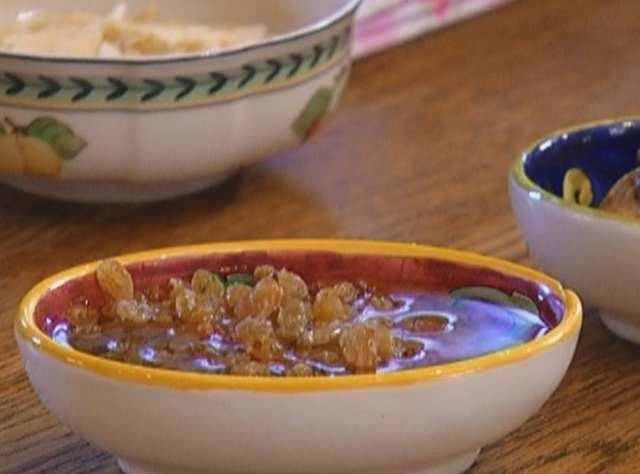 1. Этап. Каша из пшеничных отрубей: 2. Во время или до того, как варим кашу, изюм заливаем горячей водой и оставляем на 10-20 минут набухать, после чего откидываем его на сито и отжимаем от лишней влаги.