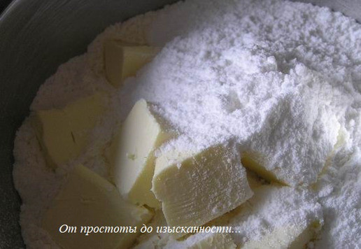 1. Этап. Пирог с абрикосами и малиной: Муку просейте, добавьте сливочное масло и сахарную пудру, хорошо разотрите.