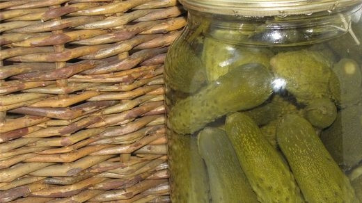 1. Этап. Маринованные корнишоны: Укутайте банку в одеяло и оставьте её остывать, поставив на крышку. После этого можете пробовать или перенести огурчики на хранение в погреб.