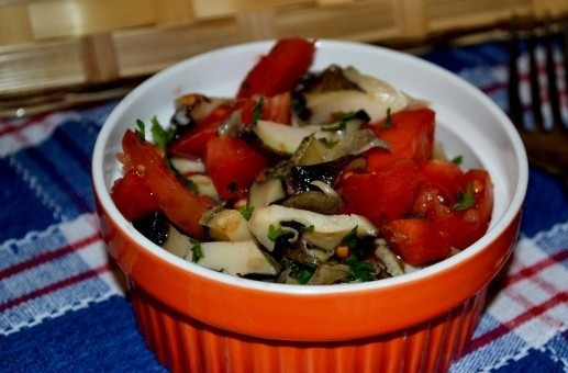 1. Этап. Холодная закуска из рапанов: 4. Готовую закуску достаю из холодильника и порционно перекладываю по салатникам. Приятного аппетита!