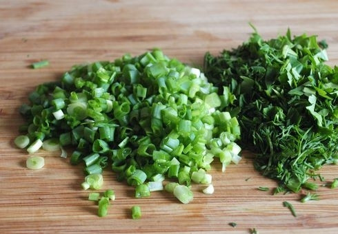 1. Этап. Сайровый суп: 3. Зелень (петрушка, укроп и зеленый лук) мою, просушиваю бумажным полотенцем и нарезаю мелко.