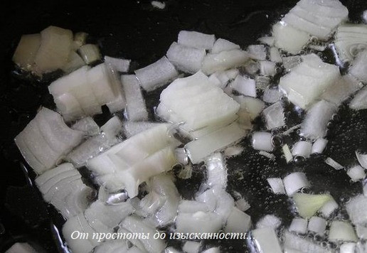 1. Этап. Роллы с кальмарами: На растительном масле обжарьте мелко нарзанный лук до прозрачности.