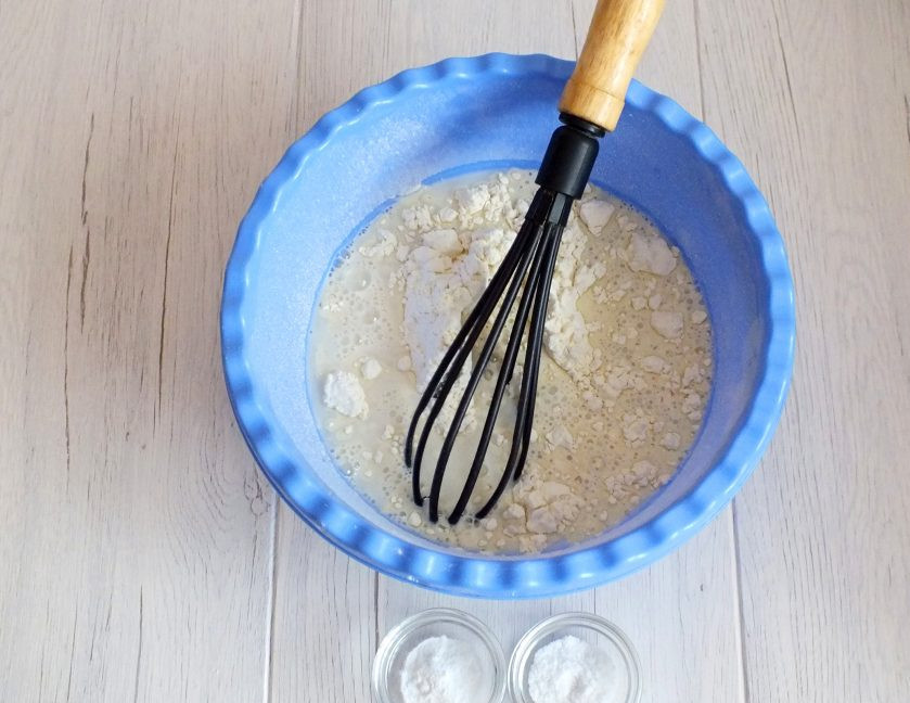 1. Этап. Блины на айране: В муку влейте айран комнатной температуры, добавьте соль, соду.