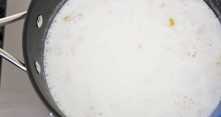 1. Этап. Макароны Три сыра: 1. В небольшом сотейнике или кастрюле смешайте молоко с водой и щепоткой соли, поставьте на огонь и доведите до кипения. Выложите макароны и варите их около 7 минут, помешивая в течение первых двух минут, чтобы они не слиплись.