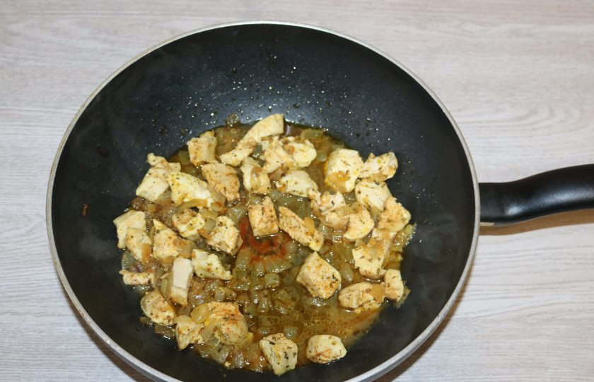 1. Этап. Курица с тыквой в горшочке: Потушите всё вместе 3-5 минут.