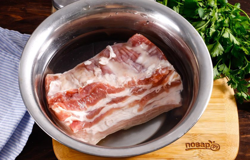 1. Этап. Свиная брюшина вареная в пакете: Замочите ее на 10 минут в холодной воде и еще раз промойте, удаляя всю грязь с кожи.