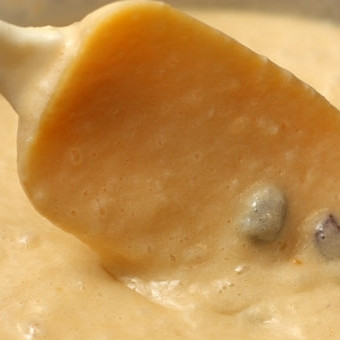 1. Этап. Польский кулич: В постоявшую около часа опару добавляем взбитые яйца и сухофрукты. Аккуратненько вымешиваем при помощи лопатки.