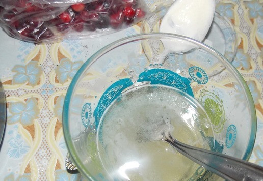 1. Этап. Торт Вдохновение: Желатин я всегда развожу в теплой воде.. Заливаю его теплой водой, затем даю набухнуть минут 5 и хорошо перемешиваю. 1 пакетик на полстакана воды. Как желатин готов, добавляем его в сметану, еще раз взбиваем блендером.