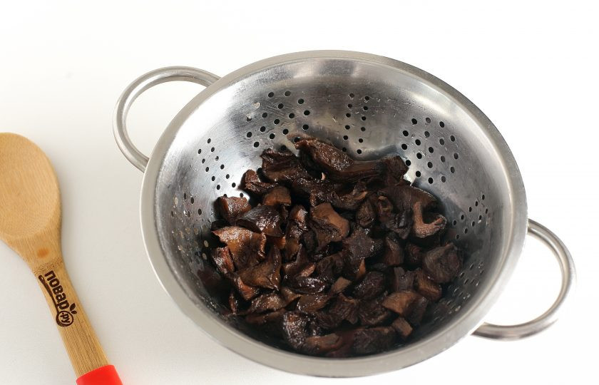 1. Этап. Капуста тушеная с грибами и рисом: Если вы готовите с лесными грибами, то их предварительно моем, замачиваем в солёной воде, затем промываем и отвариваем в течение часа. У меня грибы готовые, но замороженные, я их просто обдала теплой водой.