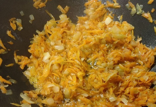 1. Этап. Жареная капуста с баклажанами и перцем: Затем к луку добавляем морковь, хорошо перемешиваем и жарим до полумягкого состояния (около 5 минут) на среднем огне периодически помешивая.