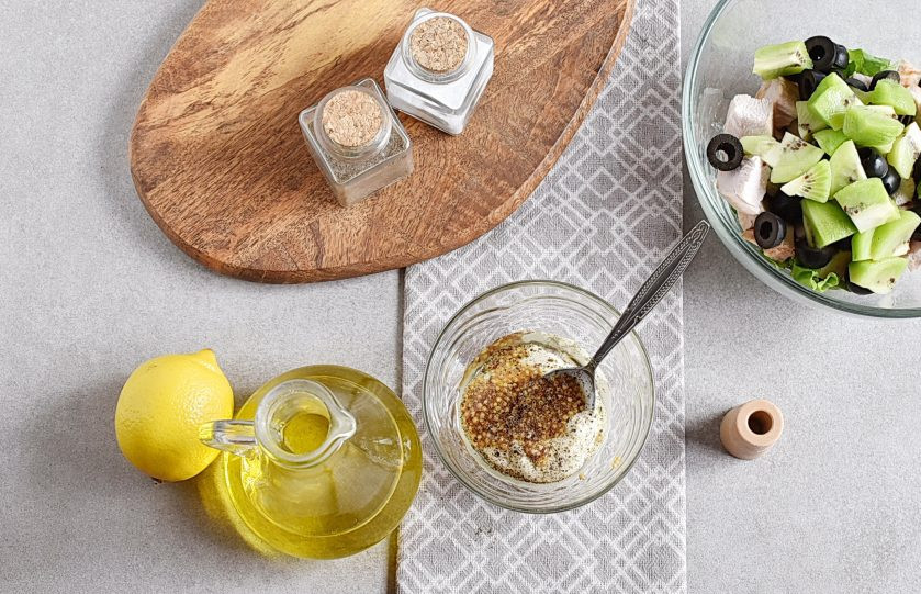 1. Этап. Салат с киви и курицей: В отдельной мисочке смешайте майонез с горчицей и лимонным соком. Посолите и поперчите по вкусу, добавьте оливковое масло и хорошо перемешайте.