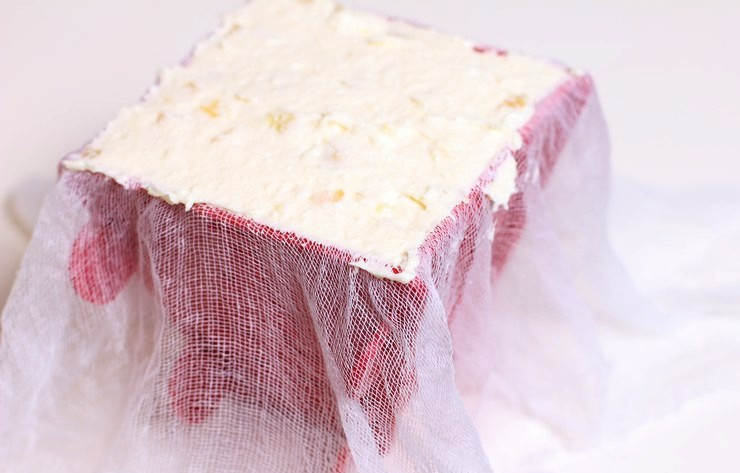 1. Этап. Пасха творожная с кокосовым молоком: Форму для пасхи выстилаем марлей так, чтобы оставались длинные бортики по краям. Выкладываем в нее приготовленную творожную массу и разравниваем ее.