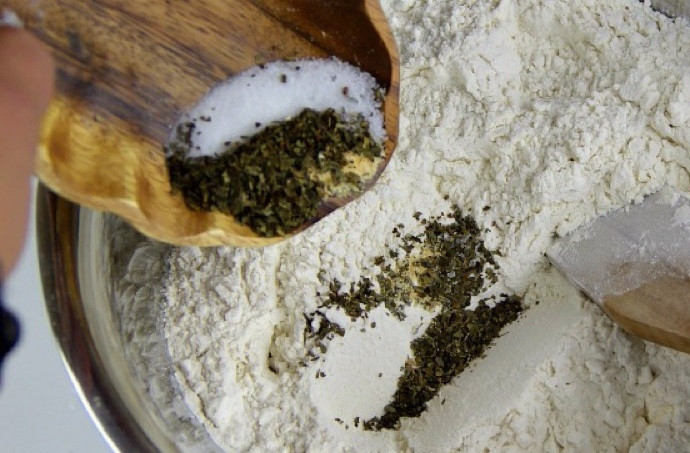 1. Этап. Фокачча (рецепт): 3. Добавьте в миску с мукой итальянские травы, сахар и чесночный порошок.