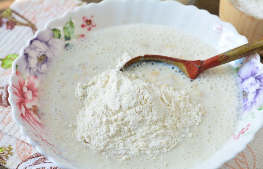 1. Этап. Овсяное печенье на кефире с бананом: Всыпьте муку.